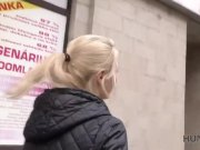 HUNT4K. Hunter fängt den richtigen Moment ein, um Teen Blonde zu verführen 2/16