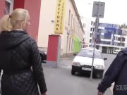 HUNT4K. Hunter fängt den richtigen Moment ein, um Teen Blonde zu verführen 4/16