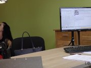 LOAN4K. Chica rusa monta la polla de un agente de préstamos en su oficina 8/16