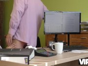 VIP4K. Agradable jovencita da una cabeza y abre las piernas en la oficina d 10/16