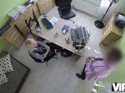 VIP4K. Agradable jovencita da una cabeza y abre las piernas en la oficina d 5/16