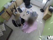 VIP4K. Agradable jovencita da una cabeza y abre las piernas en la oficina d 6/16