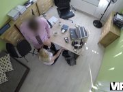 VIP4K. Agradable jovencita da una cabeza y abre las piernas en la oficina d 8/16