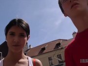 HUNT4K. Cutie donne à l'homme sa bouche et sa chatte pour des vacances d'ét 4/16