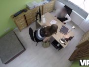 VIP4K. L'agent de prêt baise le client comme il le veut et se présente 1/16