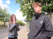 HUNT4K. La ragazza europea può comprare i biglietti perché ha venduto 4/16