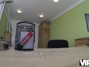 VIP4K. Agente de préstamos travieso usa sus poderes para follar a hermosa 1/16