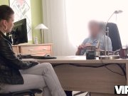 VIP4K. Agente de préstamos travieso usa sus poderes para follar a hermosa 3/16