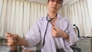 南波杏 男なら一度は味わいたい…メガネの美人女医が手コキしてフェラで患者を責める…