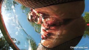 Christy Mack lubrifica sua buceta e bunda