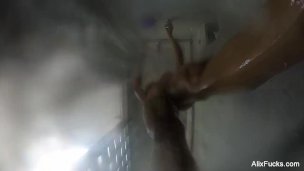 Busty loira Alix Lynx toma um banho quente