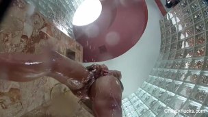 Christy toma banho de seu corpo perfeito