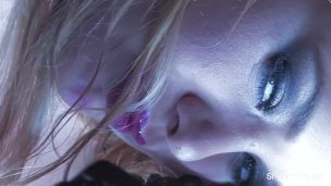 Busty loira Shyla fumando provocação quente