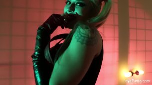 Busty Leya Falcon cosplays para a câmera