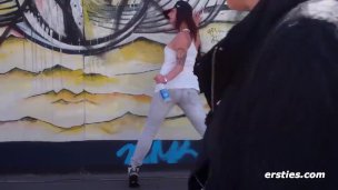 Minka macht Krissi den Berliner Curry -Stripe Tease