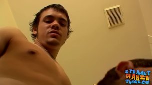 Jovem garganta fode um bandido hétero nu com prazer