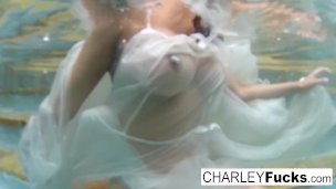 Charley Chase muestra sus increíbles tetas