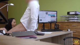 LOAN4K. Agence de pret devient le lieu du sexe anal passionne avec