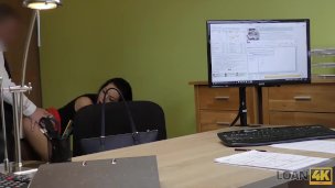 LOAN4K. Maigre brune passe devant un vrai casting sexuel a une agence de cr