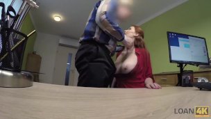 LOAN4K. La beaute aux cheveux roux a le sexe sale pour l'argent pour la chi