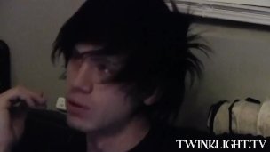 Twinks provocar cara e fazê-lo participar da sessão de masturbação