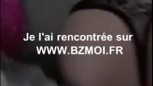 Elle garde son string pendant la levrette