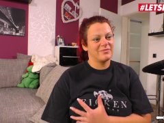 LETSDOEIT - Roodharige Duitse vrouw bedriegt en neukt Massage kerel