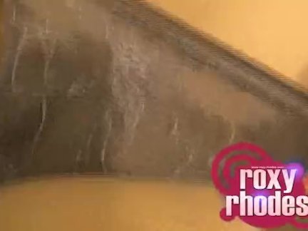 Азиатка с торчащими сосочками облизывает белый перчик