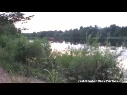 Мужик ловит ракурсы при съёмке порно