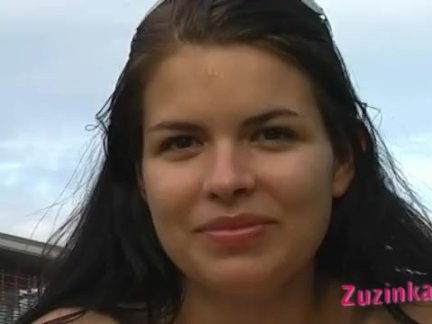 Русская госпожа любит играть с мужскими яйцами, перетянув их шнуром