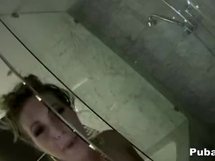 Шлюха с волосатой киской в любительском анальном видео трахнута в очко