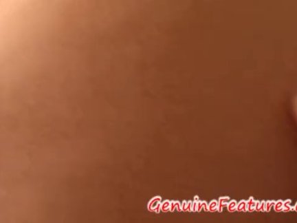 Татуированный самец стимулирует пиздень пальцами