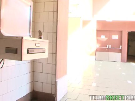 Заколотил в половые губы блондинки свой мощный болт