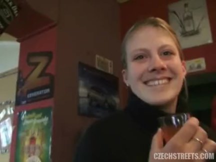 Симпатичная латинка с толстой попой дала другу в анус