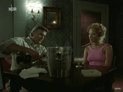 Азиатская симпатичная девушка стонет во время секса