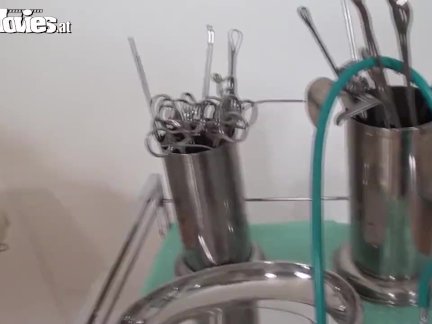 Без долгих раздумий классная женщина ласкает киску