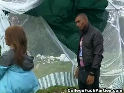 Девушка лижет яйца своему парню