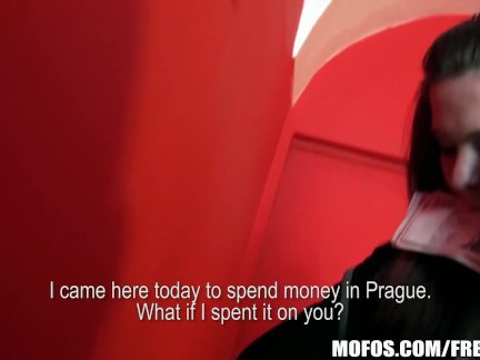 Развратный транс в чулках страстно ебется с мужиком и сосет член