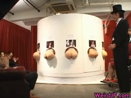 Русские лесбиянки занимались сексом когда пришел ебарь и трахнул