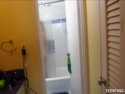 Hot Babe Fast Handjob In The Bathroom