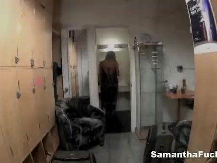 Смазливая блондинка возбудилась и решила дать в попку