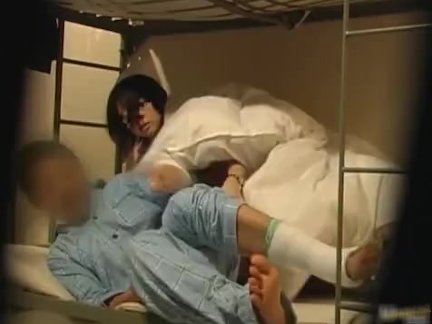 Резкими толчками загоняет хер в жопу