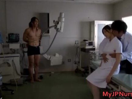 Супер сексуальный японский медсестры сосёт