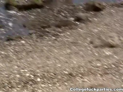 Сексуальный муж потрахал жену в светлой спальне