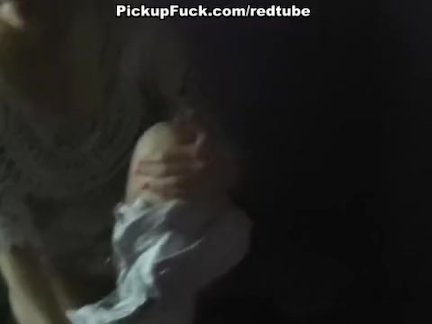 Баба сосет член мужа и его друга и сильно распаляется от своих оральных действий