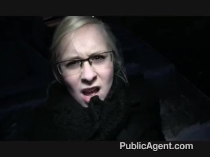 PublicAgent chytí blondýnu na outdoor sex