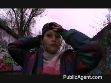 Взяла и отсосала у мужика, села на хуй и трахнула бедолагу