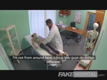 Фигуристая телочка уверенно надрачивает длинный пенис мачо