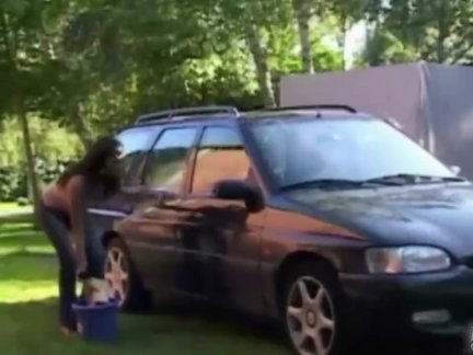 Rough catfight at a carwash