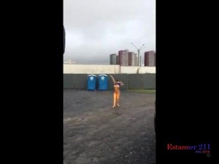 Бритоголовый лихо удовлетворяет голых шлюх с хорошими фигурками